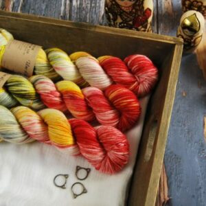 une-louve-dans-les-bois-1-laine-artisanal-teinte-main-DK-merino-soleil-couchant-sur-la-ville une-louve-dans-les-bois-1-laine-artisanal-teinte-main-DK-merino-soleil-couchant-sur-la-ville