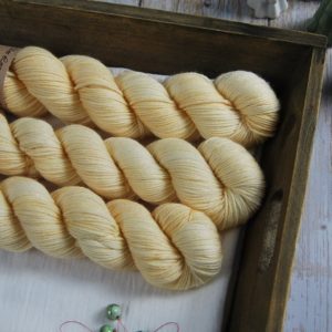 une-louve-dans-les-bois-1-laine-artisanal-teinte-main-DK-merino-soleil-de-minuit