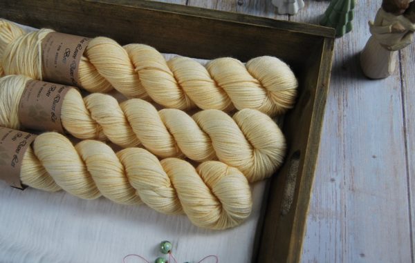 une-louve-dans-les-bois-1-laine-artisanal-teinte-main-DK-merino-soleil-de-minuit