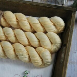 une-louve-dans-les-bois-1-laine-artisanal-teinte-main-DK-merino-soleil-de-minuit une-louve-dans-les-bois-1-laine-artisanal-teinte-main-DK-merino-soleil-de-minuit