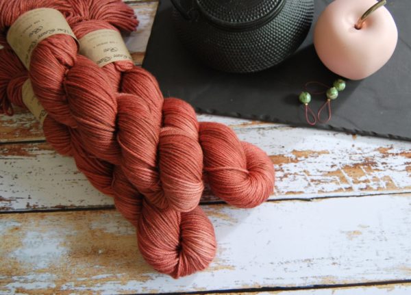 une-louve-dans-les-bois-1-laine-artisanal-teinte-main-DK-merino-tea-time