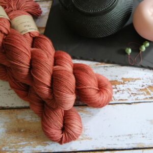 une-louve-dans-les-bois-1-laine-artisanal-teinte-main-DK-merino-tea-time une-louve-dans-les-bois-1-laine-artisanal-teinte-main-DK-merino-tea-time