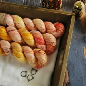 une-louve-dans-les-bois-1-laine-artisanal-teinte-main-DK-merino-waiting-for-summer une-louve-dans-les-bois-1-laine-artisanal-teinte-main-DK-merino-waiting-for-summer