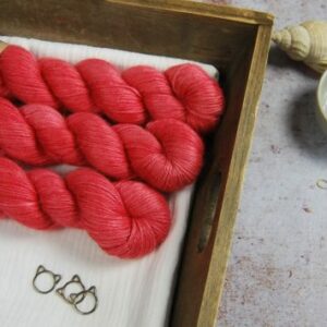 une-louve-dans-les-bois-1-laine-artisanal-teinte-main-alpaga-soie-DK-cachemire-coeur-de-cerise une-louve-dans-les-bois-1-laine-artisanal-teinte-main-alpaga-soie-DK-cachemire-coeur-de-cerise