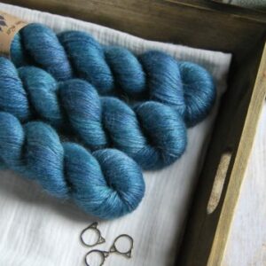 une-louve-dans-les-bois-1-laine-artisanal-teinte-main-alpaga-soie-cachemire-ARAN-dans-les-profondeurs une-louve-dans-les-bois-1-laine-artisanal-teinte-main-alpaga-soie-cachemire-ARAN-dans-les-profondeurs