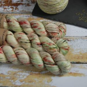 une-louve-dans-les-bois-1-laine-artisanal-teinte-main-alpaga-soie-cachemire-ARAN-ecumes une-louve-dans-les-bois-1-laine-artisanal-teinte-main-alpaga-soie-cachemire-ARAN-ecumes