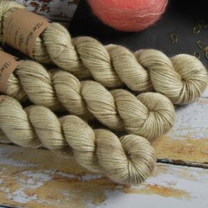une-louve-dans-les-bois-1-laine-artisanal-teinte-main-alpaga-soie-cachemire-ARAN-latte une-louve-dans-les-bois-1-laine-artisanal-teinte-main-alpaga-soie-cachemire-ARAN-latte