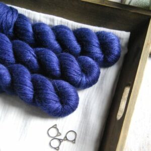 une-louve-dans-les-bois-1-laine-artisanal-teinte-main-alpaga-soie-cachemire-ARAN-sailors-and-fishermen une-louve-dans-les-bois-1-laine-artisanal-teinte-main-alpaga-soie-cachemire-ARAN-sailors-and-fishermen