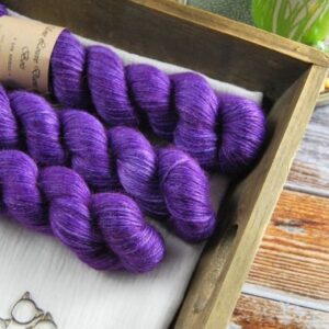 une-louve-dans-les-bois-1-laine-artisanal-teinte-main-alpaga-soie-cachemire-DK-1001-nuits une-louve-dans-les-bois-1-laine-artisanal-teinte-main-alpaga-soie-cachemire-DK-1001-nuits