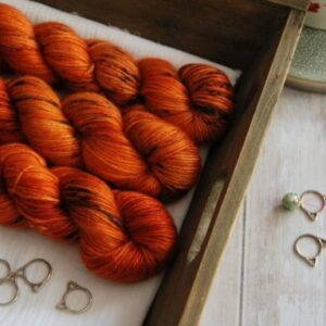 une-louve-dans-les-bois-1-laine-artisanal-teinte-main-alpaga-soie-cachemire-DK-au-coin-du-feu une-louve-dans-les-bois-1-laine-artisanal-teinte-main-alpaga-soie-cachemire-DK-au-coin-du-feu