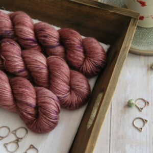une-louve-dans-les-bois-1-laine-artisanal-teinte-main-alpaga-soie-cachemire-DK-blueberry-sorbet une-louve-dans-les-bois-1-laine-artisanal-teinte-main-alpaga-soie-cachemire-DK-blueberry-sorbet