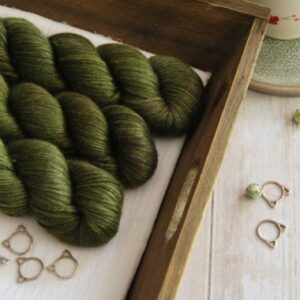 une-louve-dans-les-bois-1-laine-artisanal-teinte-main-alpaga-soie-cachemire-DK-brocéliande une-louve-dans-les-bois-1-laine-artisanal-teinte-main-alpaga-soie-cachemire-DK-brocéliande