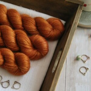 une-louve-dans-les-bois-1-laine-artisanal-teinte-main-alpaga-soie-cachemire-DK-cassonade une-louve-dans-les-bois-1-laine-artisanal-teinte-main-alpaga-soie-cachemire-DK-cassonade