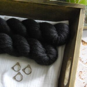 une-louve-dans-les-bois-1-laine-artisanal-teinte-main-alpaga-soie-cachemire-DK-clair-obscur une-louve-dans-les-bois-1-laine-artisanal-teinte-main-alpaga-soie-cachemire-DK-clair-obscur