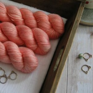 une-louve-dans-les-bois-1-laine-artisanal-teinte-main-alpaga-soie-cachemire-DK-coral-bay une-louve-dans-les-bois-1-laine-artisanal-teinte-main-alpaga-soie-cachemire-DK-coral-bay