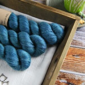 une-louve-dans-les-bois-1-laine-artisanal-teinte-main-alpaga-soie-cachemire-DK-dans-les-profondeurs une-louve-dans-les-bois-1-laine-artisanal-teinte-main-alpaga-soie-cachemire-DK-dans-les-profondeurs