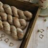 une-louve-dans-les-bois-1-laine-artisanal-teinte-main-alpaga-soie-cachemire-DK-en-amoureux-sur-la-plage une-louve-dans-les-bois-1-laine-artisanal-teinte-main-alpaga-soie-cachemire-DK-en-amoureux-sur-la-plage