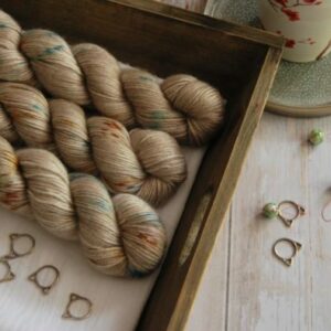 une-louve-dans-les-bois-1-laine-artisanal-teinte-main-alpaga-soie-cachemire-DK-en-amoureux-sur-la-plage une-louve-dans-les-bois-1-laine-artisanal-teinte-main-alpaga-soie-cachemire-DK-en-amoureux-sur-la-plage