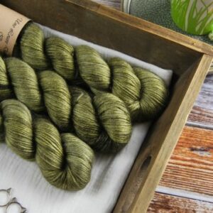 une-louve-dans-les-bois-1-laine-artisanal-teinte-main-alpaga-soie-cachemire-DK-en-terres-d-irlande une-louve-dans-les-bois-1-laine-artisanal-teinte-main-alpaga-soie-cachemire-DK-en-terres-d-irlande