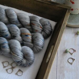 une-louve-dans-les-bois-1-laine-artisanal-teinte-main-alpaga-soie-cachemire-DK-epaves-en-mer-d-iroise une-louve-dans-les-bois-1-laine-artisanal-teinte-main-alpaga-soie-cachemire-DK-epaves-en-mer-d-iroise