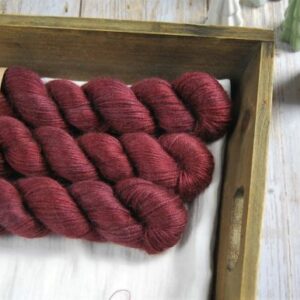une-louve-dans-les-bois-1-laine-artisanal-teinte-main-alpaga-soie-cachemire-DK-erables-en-automne une-louve-dans-les-bois-1-laine-artisanal-teinte-main-alpaga-soie-cachemire-DK-erables-en-automne