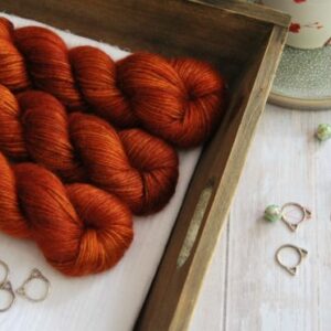 une-louve-dans-les-bois-1-laine-artisanal-teinte-main-alpaga-soie-cachemire-DK-fall une-louve-dans-les-bois-1-laine-artisanal-teinte-main-alpaga-soie-cachemire-DK-fall