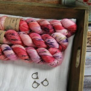 une-louve-dans-les-bois-1-laine-artisanal-teinte-main-alpaga-soie-cachemire-DK-festival une-louve-dans-les-bois-1-laine-artisanal-teinte-main-alpaga-soie-cachemire-DK-festival