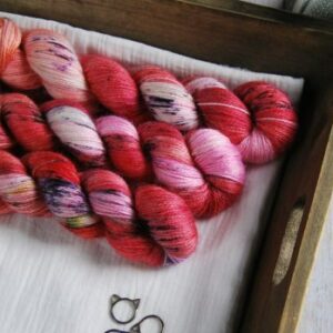 une-louve-dans-les-bois-1-laine-artisanal-teinte-main-alpaga-soie-cachemire-DK-festival une-louve-dans-les-bois-1-laine-artisanal-teinte-main-alpaga-soie-cachemire-DK-festival