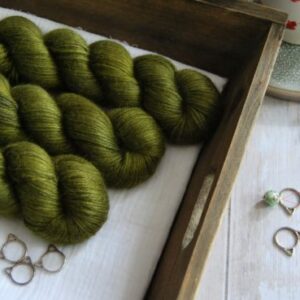 une-louve-dans-les-bois-1-laine-artisanal-teinte-main-alpaga-soie-cachemire-DK-foret-noire une-louve-dans-les-bois-1-laine-artisanal-teinte-main-alpaga-soie-cachemire-DK-foret-noire