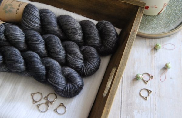 une-louve-dans-les-bois-1-laine-artisanal-teinte-main-alpaga-soie-cachemire-DK-graphite