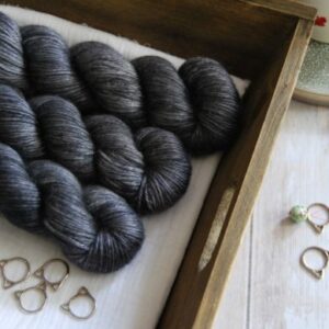 une-louve-dans-les-bois-1-laine-artisanal-teinte-main-alpaga-soie-cachemire-DK-graphite une-louve-dans-les-bois-1-laine-artisanal-teinte-main-alpaga-soie-cachemire-DK-graphite
