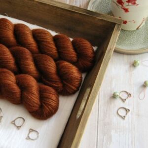 une-louve-dans-les-bois-1-laine-artisanal-teinte-main-alpaga-soie-cachemire-DK-l-odeur-du-bois une-louve-dans-les-bois-1-laine-artisanal-teinte-main-alpaga-soie-cachemire-DK-l-odeur-du-bois