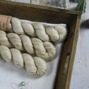 une-louve-dans-les-bois-1-laine-artisanal-teinte-main-alpaga-soie-cachemire-DK-latte une-louve-dans-les-bois-1-laine-artisanal-teinte-main-alpaga-soie-cachemire-DK-latte