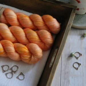 une-louve-dans-les-bois-1-laine-artisanal-teinte-main-alpaga-soie-cachemire-DK-marmelade-d-agrumes une-louve-dans-les-bois-1-laine-artisanal-teinte-main-alpaga-soie-cachemire-DK-marmelade-d-agrumes