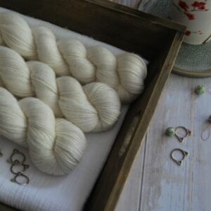 une-louve-dans-les-bois-1-laine-artisanal-teinte-main-alpaga-soie-cachemire-DK-mer-d-amundsen une-louve-dans-les-bois-1-laine-artisanal-teinte-main-alpaga-soie-cachemire-DK-mer-d-amundsen