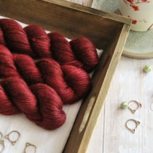 une-louve-dans-les-bois-1-laine-artisanal-teinte-main-alpaga-soie-cachemire-DK-petite-griotte une-louve-dans-les-bois-1-laine-artisanal-teinte-main-alpaga-soie-cachemire-DK-petite-griotte