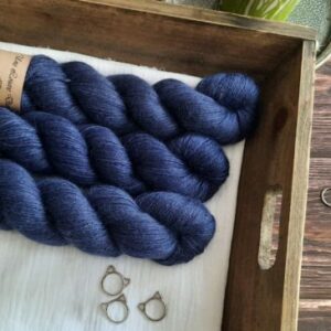 une-louve-dans-les-bois-1-laine-artisanal-teinte-main-alpaga-soie-cachemire-DK-sailors-and-fishermen une-louve-dans-les-bois-1-laine-artisanal-teinte-main-alpaga-soie-cachemire-DK-sailors-and-fishermen