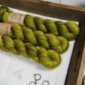une-louve-dans-les-bois-1-laine-artisanal-teinte-main-alpaga-soie-cachemire-DK-sous-les-tilleuls une-louve-dans-les-bois-1-laine-artisanal-teinte-main-alpaga-soie-cachemire-DK-sous-les-tilleuls