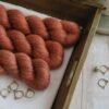 une-louve-dans-les-bois-1-laine-artisanal-teinte-main-alpaga-soie-cachemire-DK-tea-time une-louve-dans-les-bois-1-laine-artisanal-teinte-main-alpaga-soie-cachemire-DK-tea-time