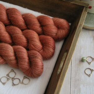 une-louve-dans-les-bois-1-laine-artisanal-teinte-main-alpaga-soie-cachemire-DK-tea-time une-louve-dans-les-bois-1-laine-artisanal-teinte-main-alpaga-soie-cachemire-DK-tea-time