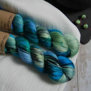 une-louve-dans-les-bois-1-laine-artisanal-teinte-main-alpaga-soie-cachemire-aux-caraibes une-louve-dans-les-bois-1-laine-artisanal-teinte-main-alpaga-soie-cachemire-aux-caraibes