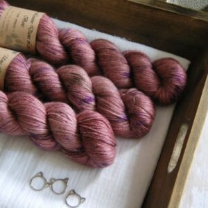 une-louve-dans-les-bois-1-laine-artisanal-teinte-main-alpaga-soie-cachemire-blueberry-sorbet une-louve-dans-les-bois-1-laine-artisanal-teinte-main-alpaga-soie-cachemire-blueberry-sorbet