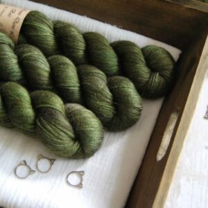 une-louve-dans-les-bois-1-laine-artisanal-teinte-main-alpaga-soie-cachemire-broceliande une-louve-dans-les-bois-1-laine-artisanal-teinte-main-alpaga-soie-cachemire-broceliande