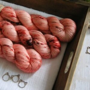 une-louve-dans-les-bois-1-laine-artisanal-teinte-main-alpaga-soie-cachemire-caliente une-louve-dans-les-bois-1-laine-artisanal-teinte-main-alpaga-soie-cachemire-caliente
