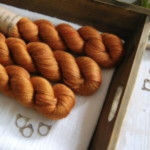 une-louve-dans-les-bois-1-laine-artisanal-teinte-main-alpaga-soie-cachemire-cassonade une-louve-dans-les-bois-1-laine-artisanal-teinte-main-alpaga-soie-cachemire-cassonade