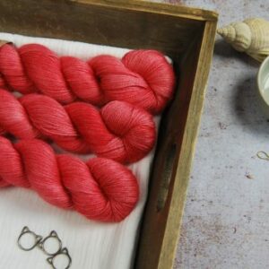 une-louve-dans-les-bois-1-laine-artisanal-teinte-main-alpaga-soie-cachemire-coeur-de-cerise une-louve-dans-les-bois-1-laine-artisanal-teinte-main-alpaga-soie-cachemire-coeur-de-cerise