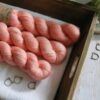 une-louve-dans-les-bois-1-laine-artisanal-teinte-main-alpaga-soie-cachemire-coral-bay une-louve-dans-les-bois-1-laine-artisanal-teinte-main-alpaga-soie-cachemire-coral-bay