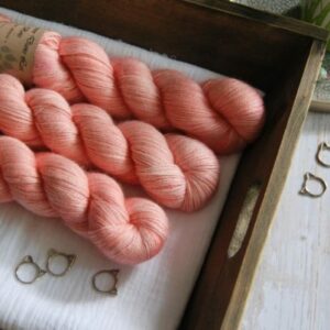 une-louve-dans-les-bois-1-laine-artisanal-teinte-main-alpaga-soie-cachemire-coral-bay une-louve-dans-les-bois-1-laine-artisanal-teinte-main-alpaga-soie-cachemire-coral-bay