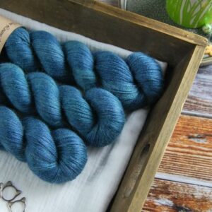 une-louve-dans-les-bois-1-laine-artisanal-teinte-main-alpaga-soie-cachemire-dans-les-profondeurs une-louve-dans-les-bois-1-laine-artisanal-teinte-main-alpaga-soie-cachemire-dans-les-profondeurs