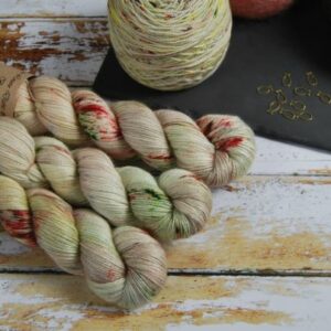 une-louve-dans-les-bois-1-laine-artisanal-teinte-main-alpaga-soie-cachemire-ecumes une-louve-dans-les-bois-1-laine-artisanal-teinte-main-alpaga-soie-cachemire-ecumes
